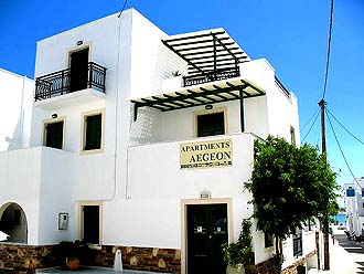 Summerland Holidays Resort in Kastraki beach area, Naxos island. Studios, apartments and deluxe apartments. 2 swimming pools and garden