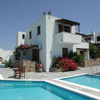 Summerland Holidays Resort in Kastraki beach area, Naxos island. Studios, apartments and deluxe apartments. 2 swimming pools and garden